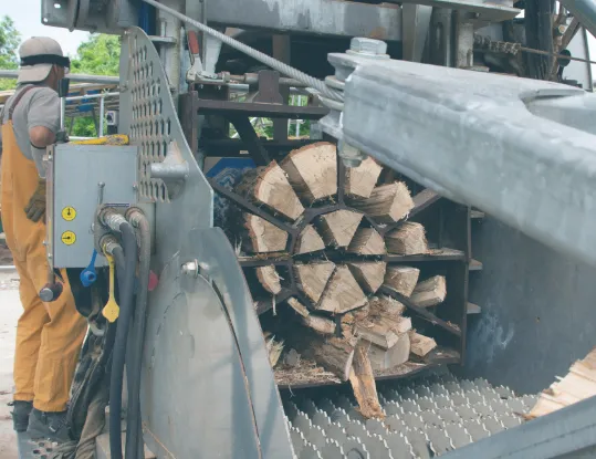 フォレストブルーイングが運営している蔵王薪の大型薪割り機